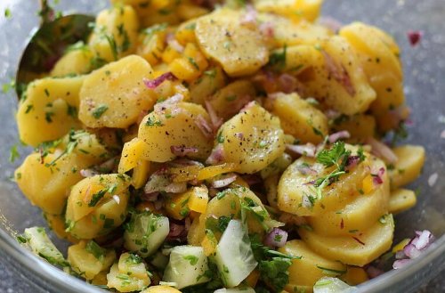 Köstlicher Kartoffelsalat als Weihnachtsklassiker: So einfach gelingt dir die Leckerei an Heiligabend