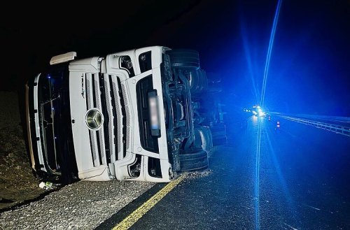 Tomatenlaster kippt auf A3 in Franken um - Sperrung bis in den Nachmittag