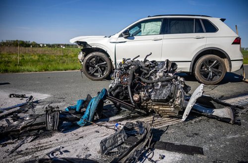 Fürth: Auto kracht auf der B8 in Lkw - Motorblock aus Wagen gerissen