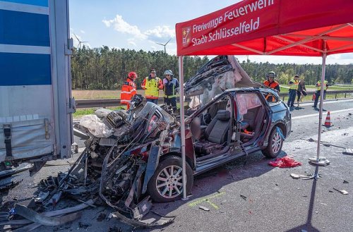 Fahrer stirbt bei schwerem Unfall auf der A3: Auto schiebt sich bei Kollision unter Lkw