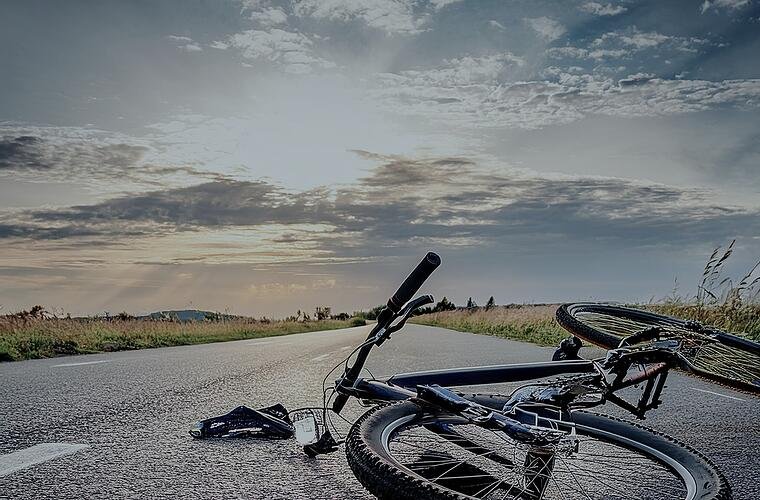 Fahrradfahrer stürzt und verletzt sich schwer - unter Schmerzen schiebt er sein Rad noch einen Kilometer weit