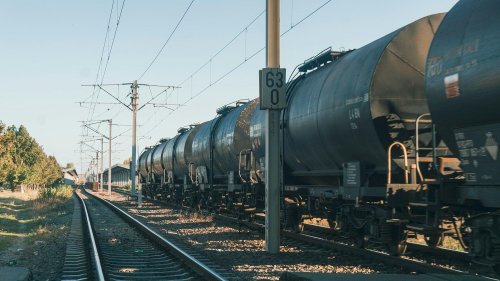 Tödlicher Arbeitsunfall in Bayern - Mann zwischen Wagons eingeklemmt