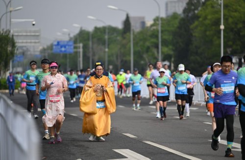Chinesische Roboter laufen Halbmarathon gegen Menschen