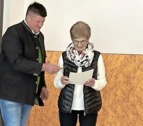 Ehrennadel in Gold für Christa Henkel – Erhöhung der Mitgliedsbeiträge beschlossen