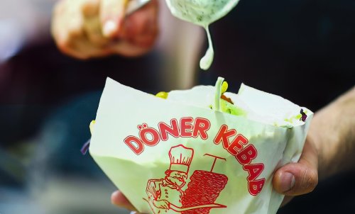 Jahrzehntelanges Rätsel gelöst: Dieser Mann steckt hinter dem Döner-Logo
