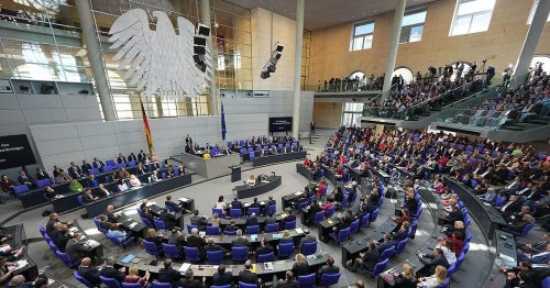 Bundestag lehnt Anträge auf Absetzen der Debatte ab