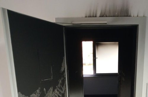 Würzburg: Brände in Mehrfamilienhaus und Schule - Feuerwehr muss zu zwei Einsätzen parallel ausrücken