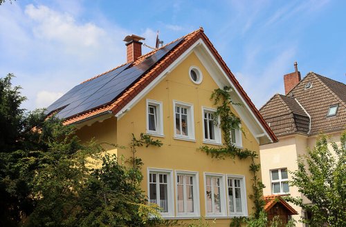 Was ändert sich 2023 bei PV? Umsatz- und Einkommenssteuer fallen - so viel günstiger werden Solaranlagen im Komplettpaket