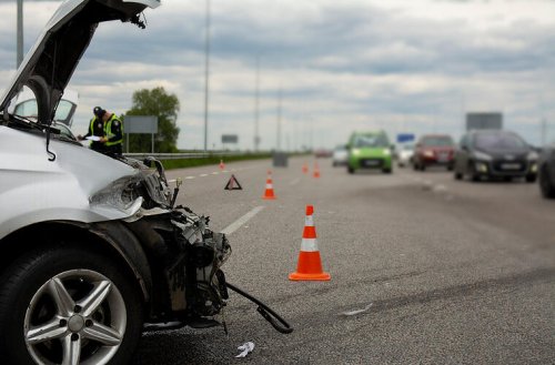 Stadtlauringen: Bei schwerem Unfall nicht angeschnallt - Mitfahrer aus Auto geschleudert