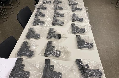 Großer Waffenfund auf der A6: Über 100 scharfe Pistolen in Kartons entdeckt