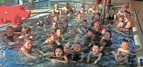 Kinder lernen schwimmen