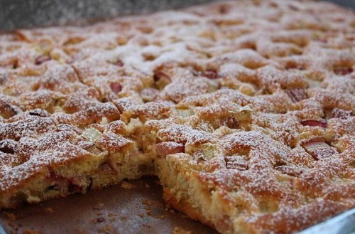 Saftiger Rhabarberkuchen: Einfaches Blechkuchen-Rezept für den Frühling