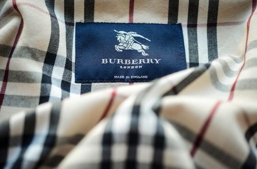 Luxusmarke Burberry könnte 1.700 Stellen streichen