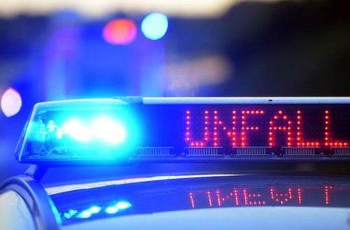 Auto kracht gegen Brückenpfeiler und überschlägt sich - spektakulärer Unfall endet für Fahrer glimpflich