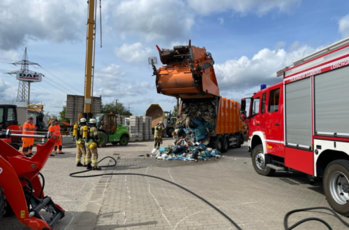 Bamberg: Müllwagen gerät in Brand - Feuerwehr findet mutmaßliche Ursache und appelliert