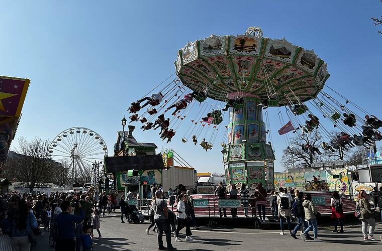 Mehrere Knochenbrüche im Gesicht: Polizist bei Angriff auf Frühlingsvolksfest schwer verletzt