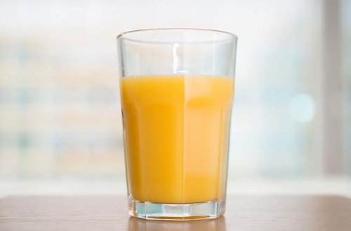 Glasscherben in Saft entdeckt - beliebtes Getränk sollte auf keinen Fall getrunken werden