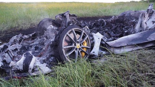 Sportwagenfahrer verliert Kontrolle - Auto brennt aus
