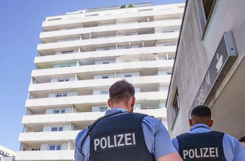 Aus einem der oberen Stockwerke: Unbekannte werfen in Franken Mülltonne aus Hochhaus