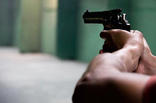 Einbruch in Mehrfamilienhaus in Coburg: Dieb droht Polizisten mit Waffe