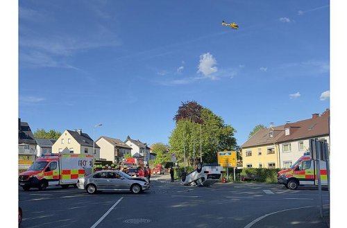 Drei Verletzte bei Kreuzungscrash - Fahrer befreit Unfallopfer aus Auto