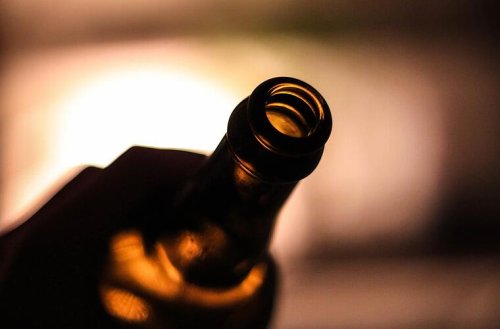 Frau (49) sitzt mit Bierflasche im Warteraum - Polizei meldet seltsamen Vorfall