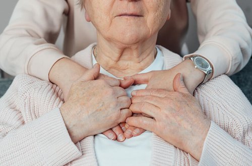 Pflege daheim: Neues Entlastungsbudget ab Juli - so beantragst du bis zu 3.539 Euro
