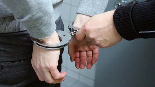 Nürnberg: In Wohnhaus randaliert und Nachbarn sowie Einsatzkräfte bedroht - Festnahme