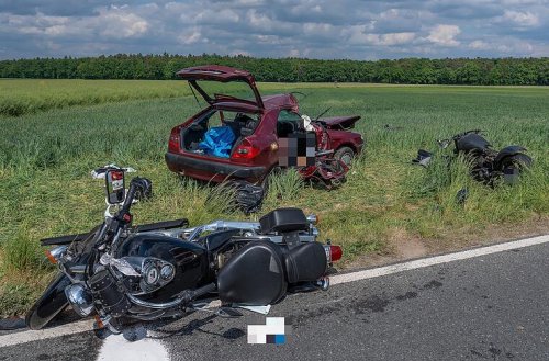 Auto fährt in Motorradgruppe: Zwei Tote und drei Verletzte bei schwerem Unfall