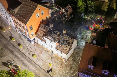 Zahlreiche Verletzte bei Großbrand in fränkischer Innenstadt - Mehrfamilienhaus brennt lichterloh