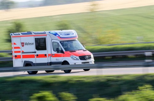 Sekundenschlaf auf der A70: Autofahrer bei Überschlag schwer verletzt