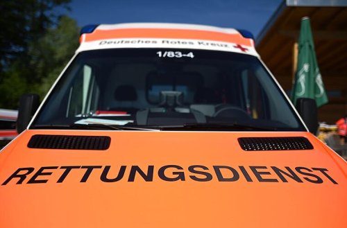 Abbiegefehler führt zu Unfall an Kreuzung - Kradfahrer schwer verletzt