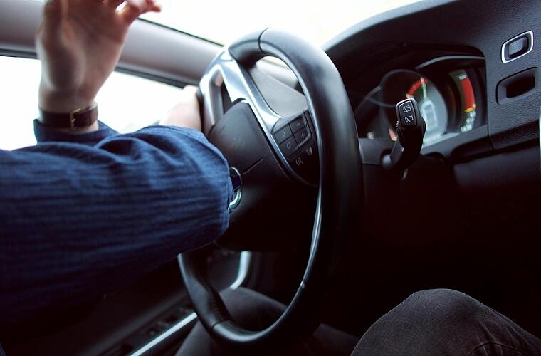 Auto überschlägt sich in Kurve: Verletzte Insassen können sich aus Wagen befreien