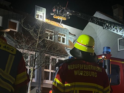 Dachstuhl in Heuchelhof in Flammen: Feuer greift auf Nachbarhaus über