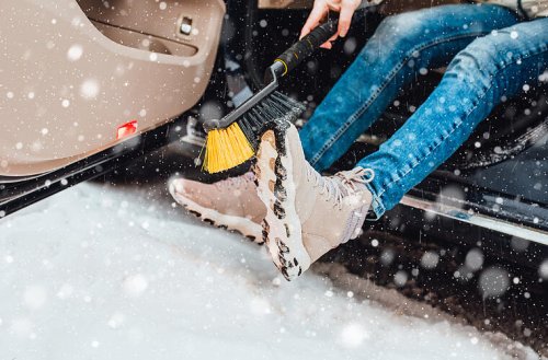 Sicher Autofahren bei Schnee und Glätte: Diese Winterschuhe solltest du auf keinen Fall tragen