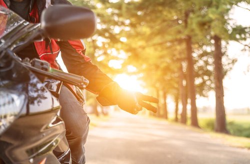 Zeichen der Motorradfaher: Was bedeutet der Bikergruß?