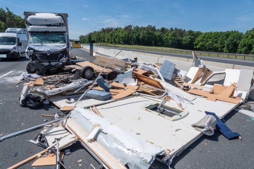 Irre Bilder von der A3 bei Schlüsselfeld: Komplett zerstörter Wohnwagen auf der Autobahn