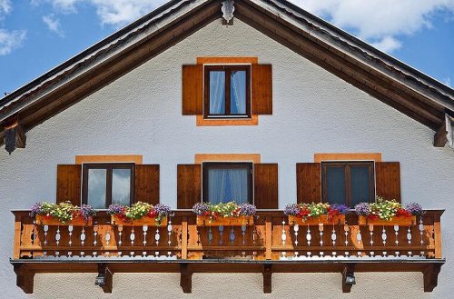 Blumenkästen am Balkon nach außen hängen? Das gilt laut Gericht