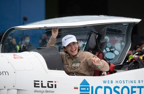 Rekordversuch: Junge Pilotin landet bei Frankfurt