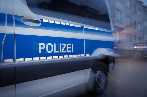 Anwohner will Autofahrer auf spielende Kinder hinweisen - und wird angefahren