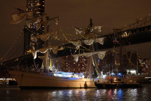 Schiff kollidiert mit Brooklyn Bridge - Tote und Verletzte