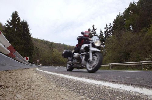 Junger Biker (16) wollte "Verfolgungsjagd austesten" - illegales Rennen endet an Gartenzaun