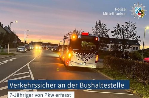Regeln missachtet: Schüler (7) an Bushaltestelle von Auto erfasst - Fahrerin erwartet Strafanzeige