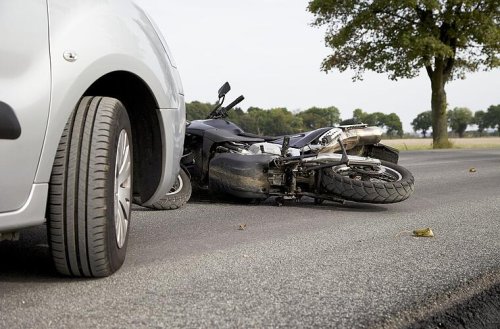 Stechendorf: Autofahrer kracht frontal in Biker - 70-Jähriger stirbt noch am Unfallort