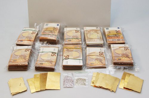 Grenzpolizei Bayern mit Coup: Gold, Diamanten und Bargeld in Auto entdeckt
