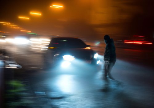 Mainaschaff: BMW-Fahrerin erfasst Fußgänger - weitergefahren, ohne sich um Verletzten zu kümmern