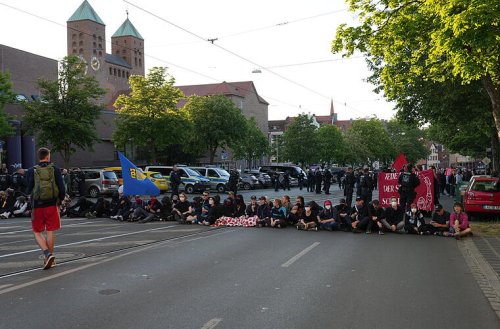 Aufgeheizte Stimmung bei Demos in Nürnberg - Polizist verletzt