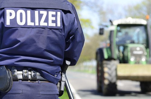 Indersdorf: Auto stößt bei Unfall mit Traktor zusammen und überschlägt sich - Insassen schwer verletzt
