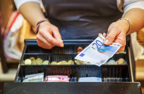 Geld abheben im Supermarkt: Warum das eine teure Angelegenheit werden kann