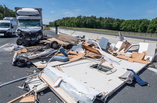 Irre Bilder von der A3 im Kreis Bamberg: Komplett zerstörter Wohnwagen liegt auf Autobahn